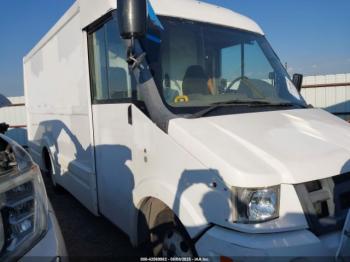  Salvage Isuzu Commercial Van