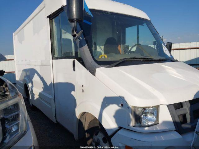  Salvage Isuzu Commercial Van