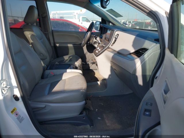 Toyota Sienna Le 8 Passenger Image 3