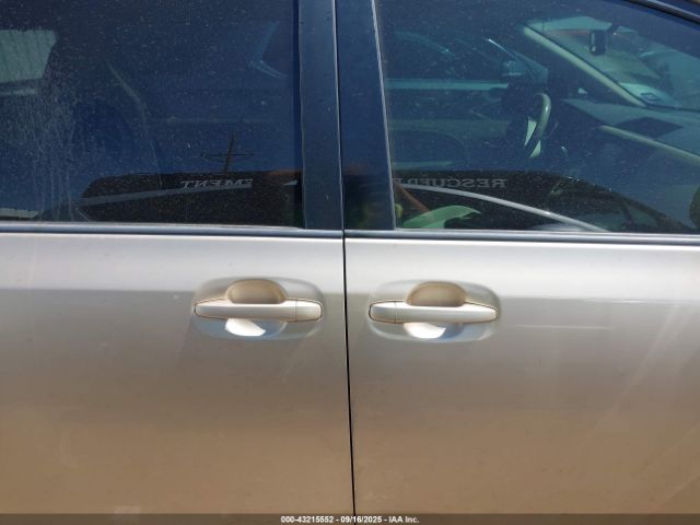 Toyota Sienna Le V6 8 Passenger Image 3