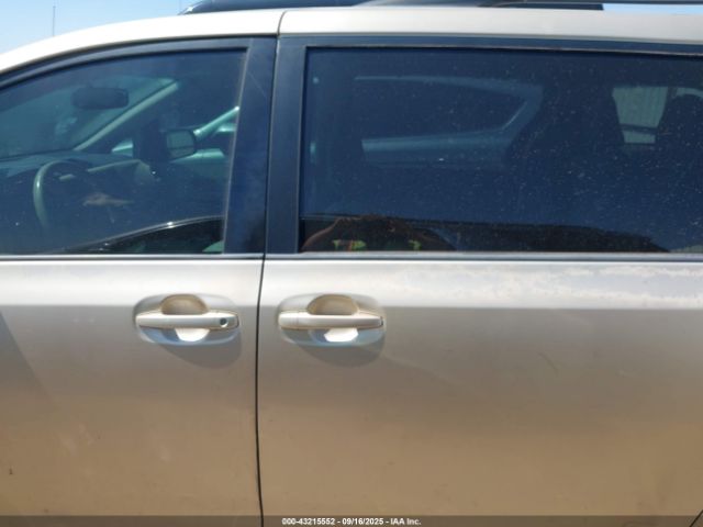 Toyota Sienna Le V6 8 Passenger Image 2