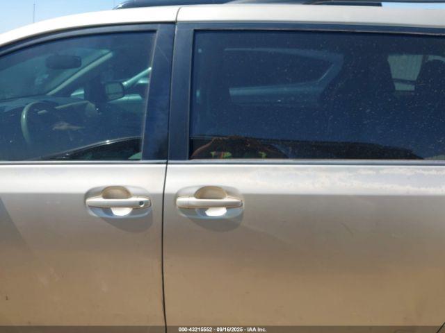 Toyota Sienna Le V6 8 Passenger Image 2