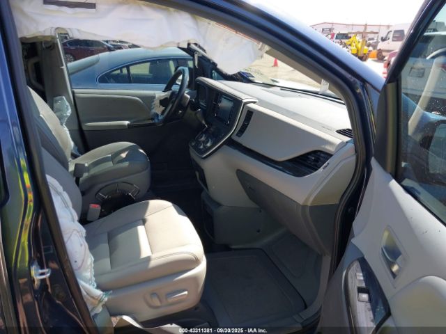 Toyota Sienna Xle Image 3