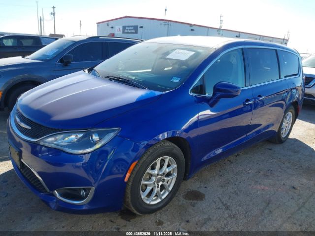 Chrysler Pacifica Touring Image 3