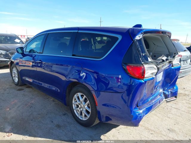 Chrysler Pacifica Touring Image 2