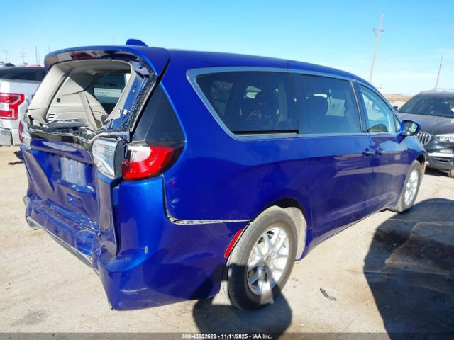 Chrysler Pacifica Touring Image 4