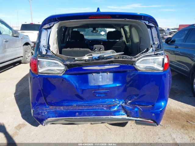 Chrysler Pacifica Touring Image 11