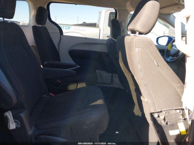 Chrysler Pacifica Touring Image 9