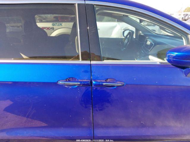 Chrysler Pacifica Touring Image 12