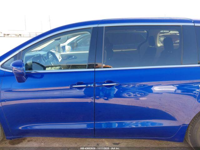 Chrysler Pacifica Touring Image 6