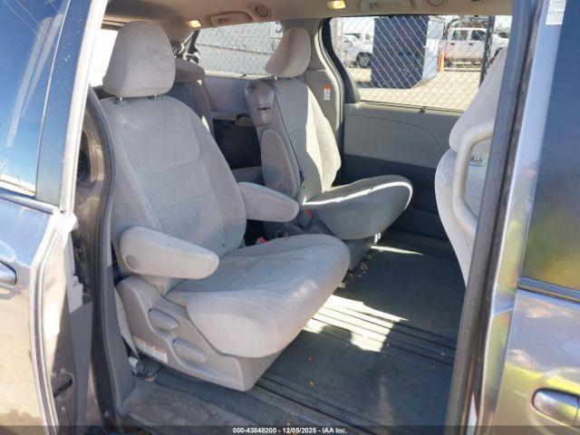 Toyota Sienna Le 8 Passenger Image 6