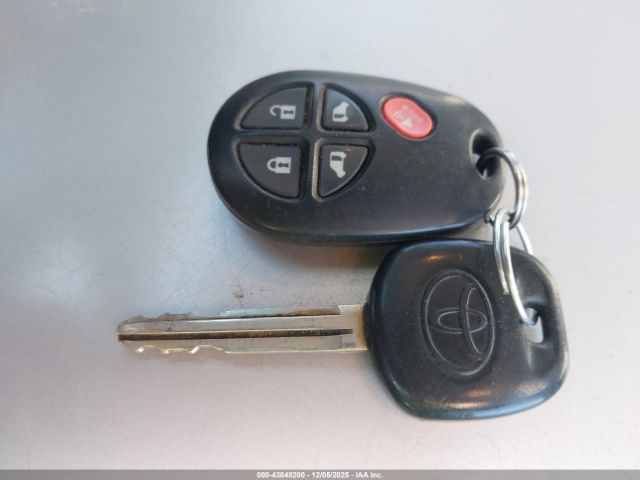 Toyota Sienna Le 8 Passenger Image 9