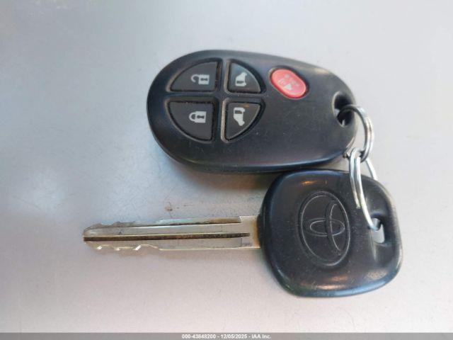 Toyota Sienna Le 8 Passenger Image 9