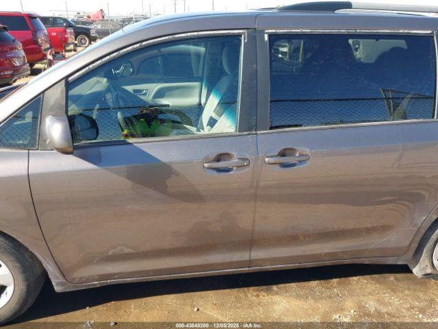 Toyota Sienna Le 8 Passenger Image 2