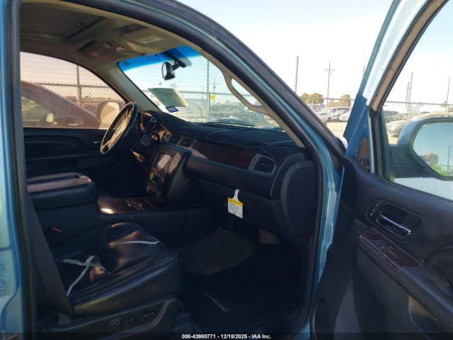 GMC Yukon Denali Image 12