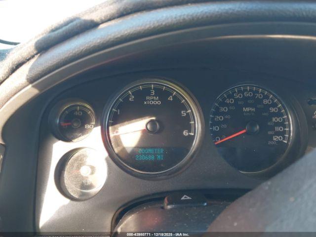 GMC Yukon Denali Image 13