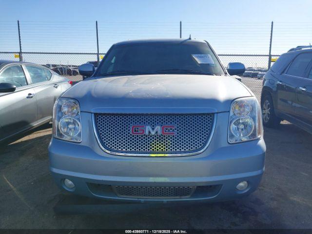 GMC Yukon Denali Image 14