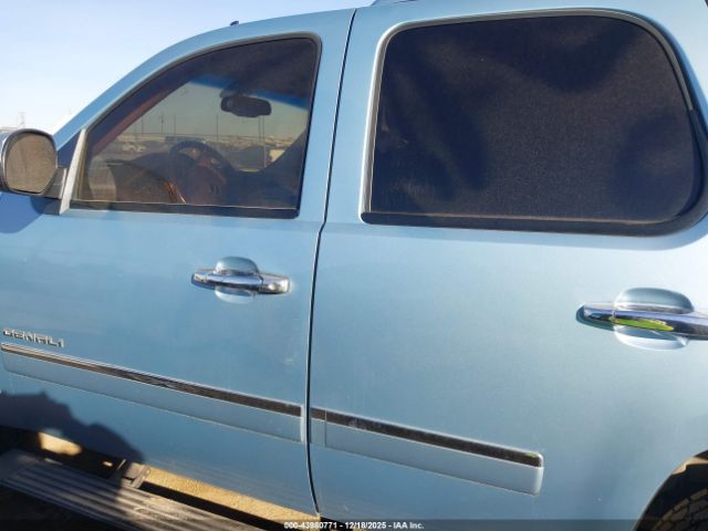 GMC Yukon Denali Image 9