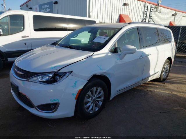 Chrysler Pacifica Touring L Image 4