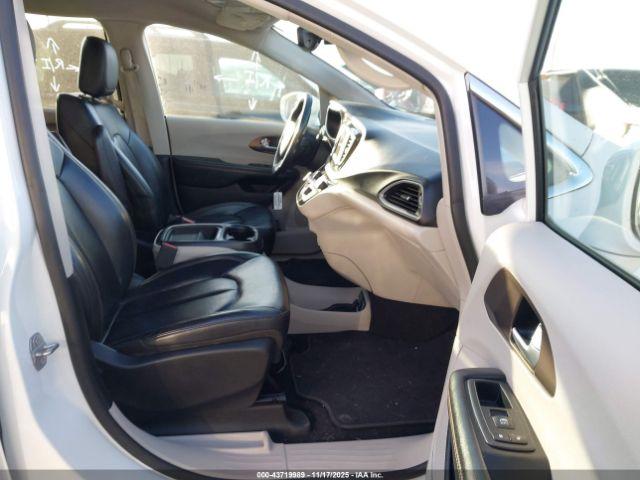 Chrysler Pacifica Touring L Image 6