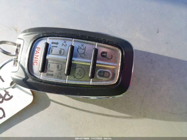 Chrysler Pacifica Touring L Image 2