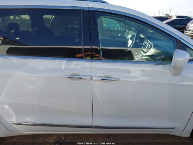 Chrysler Pacifica Touring L Image 9