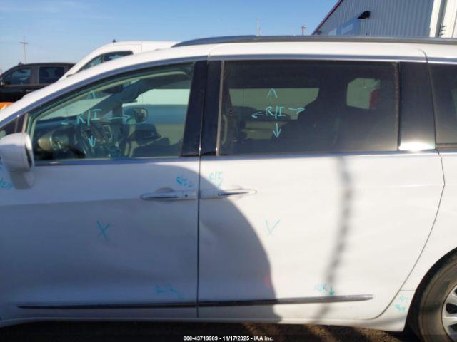 Chrysler Pacifica Touring L Image 12