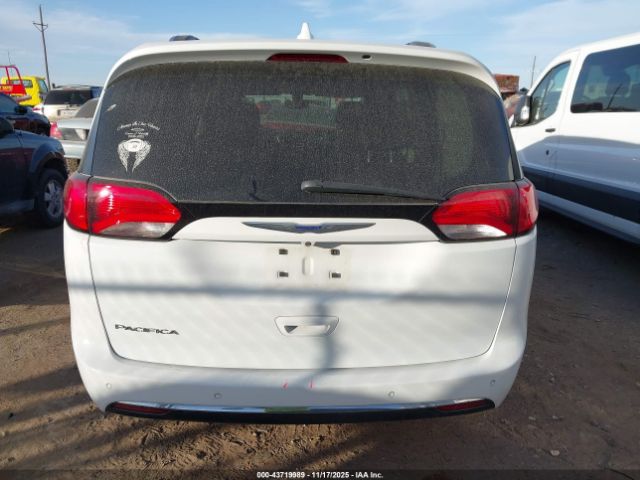 Chrysler Pacifica Touring L Image 16