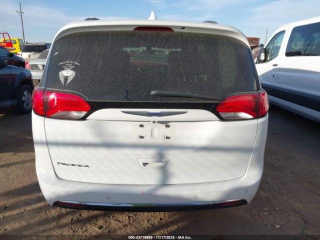 Chrysler Pacifica Touring L Image 16