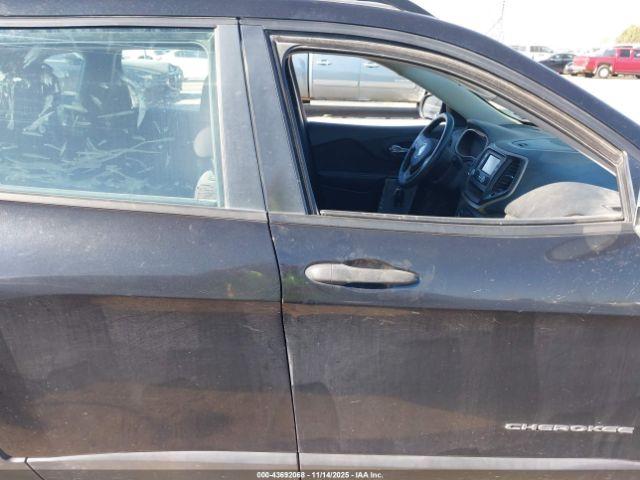 Jeep Cherokee Sport Image 11