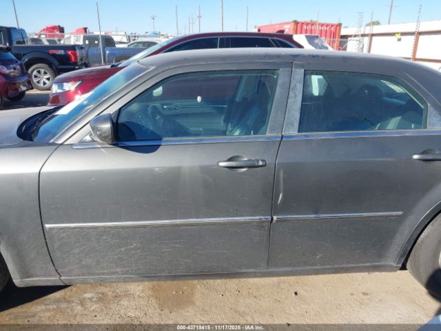 Chrysler 300 Touring Image 2